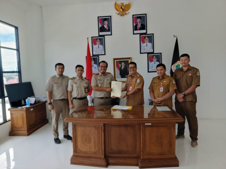 Kantor ATR / BPN Kabupaten Kapuas Hulu Serahkan 15 Sertifikat Hak Pakai kepada Pemerintah Kabupaten Kapuas Hulu